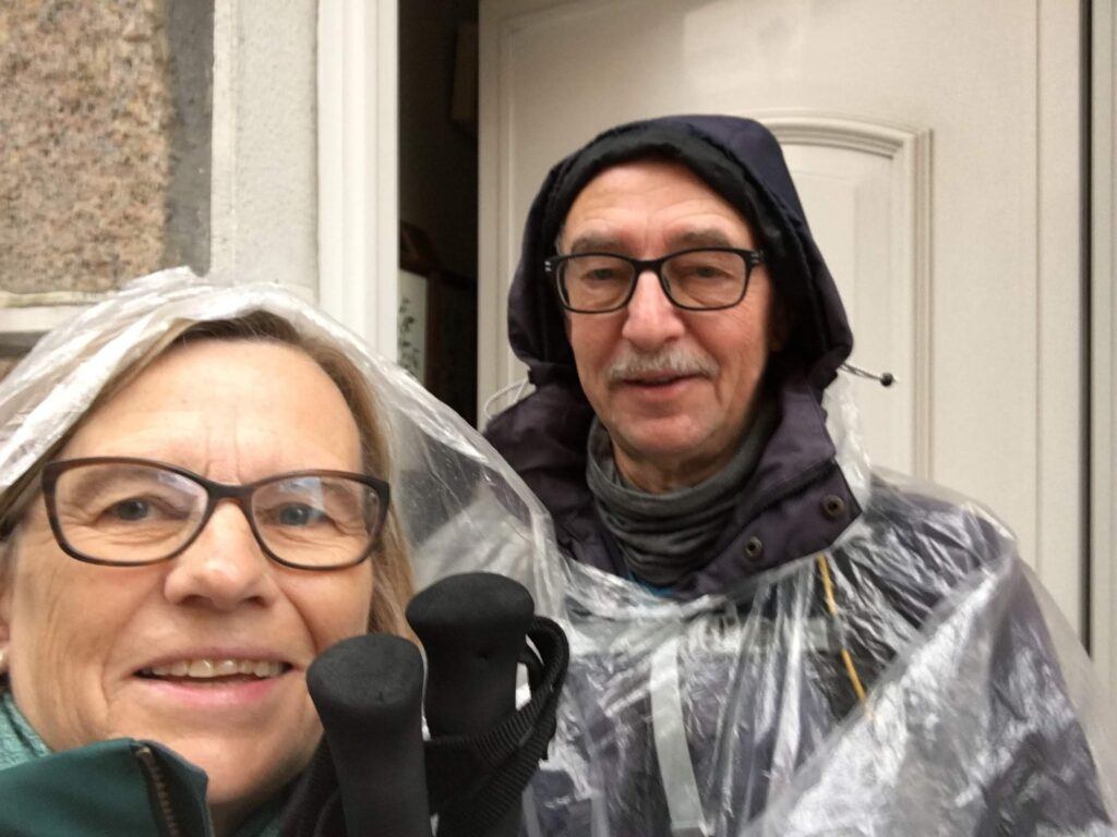 Henning og Tine parat til vandretur på Caminoen i regnvejr, her med tynde regnslag
